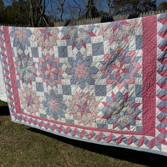Beautiful Quilt - Picture 3 of 10
